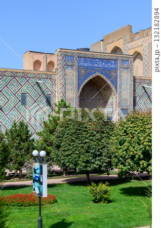 ウズベキスタンのサマルカンドにあるレギスタン広場のとても美しい風景 132182894