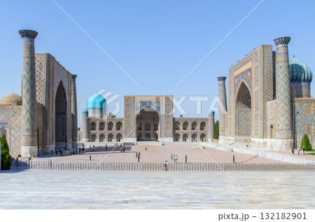 ウズベキスタンのサマルカンドにあるレギスタン広場のとても美しい風景 132182901