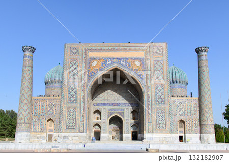 ウズベキスタンのサマルカンドにあるレギスタン広場のとても美しい風景 132182907