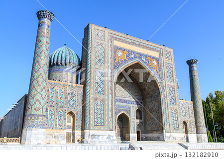 ウズベキスタンのサマルカンドにあるレギスタン広場のとても美しい風景 132182910