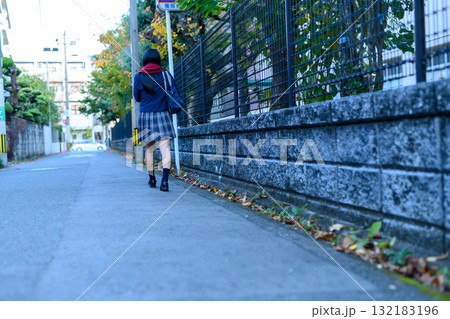 寒い日に部活で暗い道を登下校する女子高生　高校生の冬服　後ろ姿　登校下校 132183196