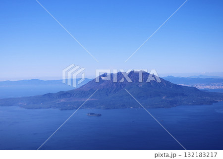 飛行機内から望む桜島 132183217