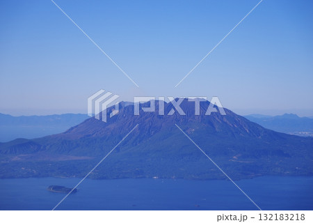飛行機内から望む桜島 132183218