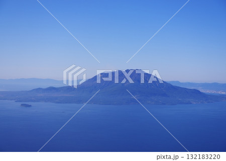 飛行機内から望む桜島 132183220