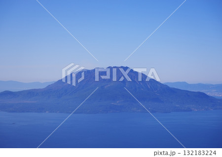 飛行機内から望む桜島 132183224