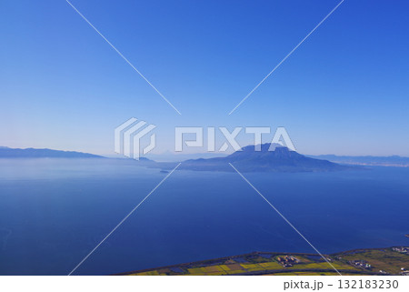 飛行機内から望む桜島 飛行機内から望む桜島 132183230