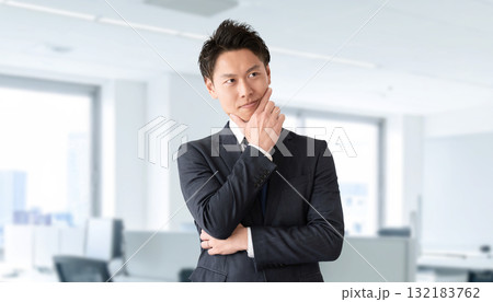 考えごとをする男性ビジネスマン 考えごとをする男性ビジネスマン 132183762