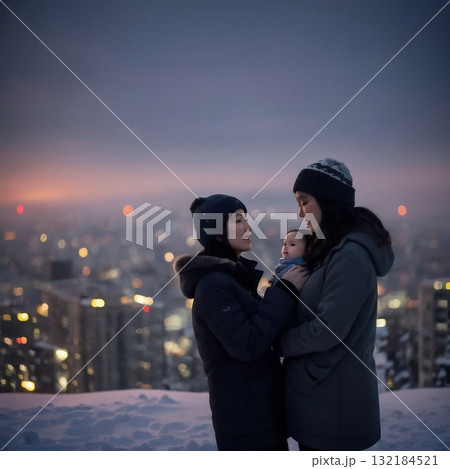 雪の都市を背景に家族が寄り添う冬の夕景、温もりと静寂が交差する瞬間 132184521