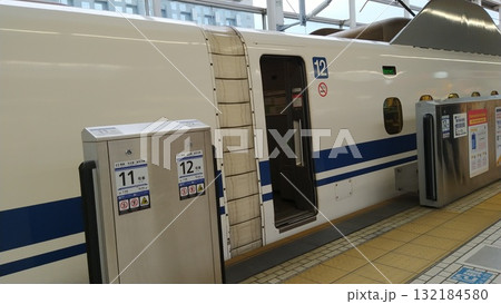 東海道新幹線ホーム 車両12号車の乗車風景 東海道新幹線ホーム 車両12号車の乗車風景 132184580