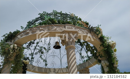 バラ園のガゼボとベル 緑に囲まれたロマンチックな風景 バラ園のガゼボとベル 緑に囲まれたロマンチックな風景 132184582