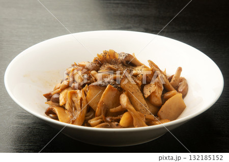 キノコのバター醤油炒め 132185152
