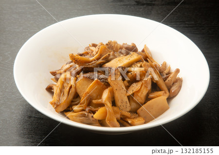 キノコのバター醤油炒め 132185155