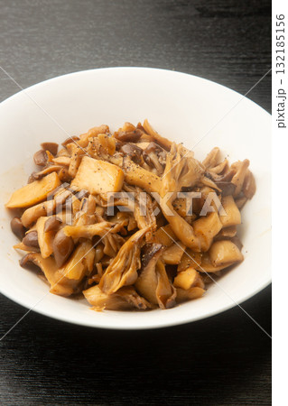 キノコのバター醤油炒め キノコのバター醤油炒め 132185156