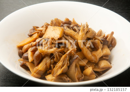 キノコのバター醤油炒め 132185157
