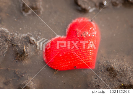 Read heart in mud. Broken heart, parting concept Read heart in mud. Broken heart, parting concept 132185268