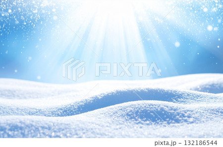 柔らかく積もった新雪とキラキラ輝く幻想的な冬の背景 柔らかく積もった新雪とキラキラ輝く幻想的な冬の背景 132186544
