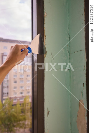 Removing Peeling Paint from a Wall A Complete Guide for Homeowners and DIY Enthusiasts 132187514