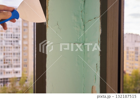 Removing Peeling Paint from a Wall A Complete Guide for Homeowners and DIY Enthusiasts 132187515