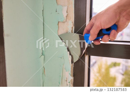 Removing Peeling Paint from a Wall A Complete Guide for Homeowners and DIY Enthusiasts 132187583