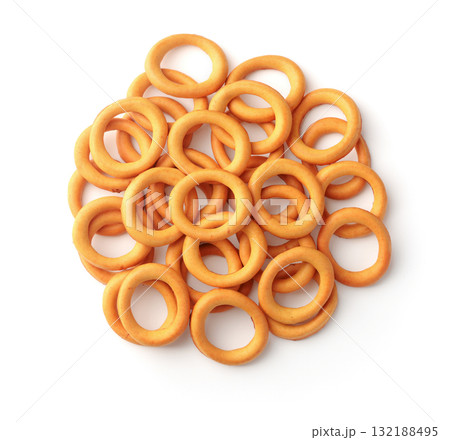 Top view of mini crispbread rings 132188495
