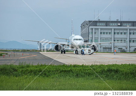 米子空港で離陸準備をする旅客機 米子空港で離陸準備をする旅客機 132188839