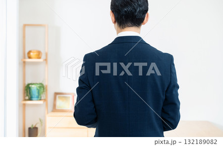 家具のチェックをするスーツ姿の男性 家具のチェックをするスーツ姿の男性 132189082