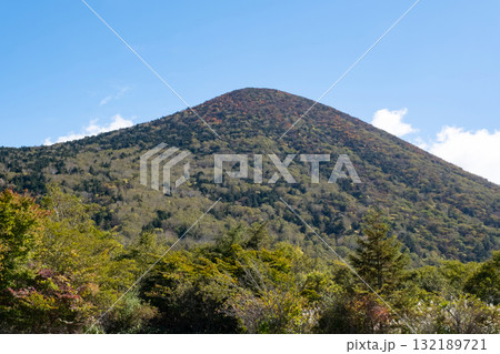 那須連山 沼っ原湿原周辺、紅葉する山 那須連山 沼っ原湿原周辺、紅葉する山 132189721
