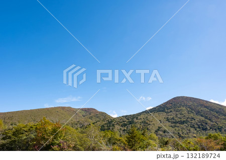 沼っ原湿原周辺、紅葉する山 132189724