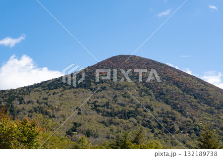 那須連山 沼っ原湿原周辺、紅葉する山 那須連山 沼っ原湿原周辺、紅葉する山 132189738