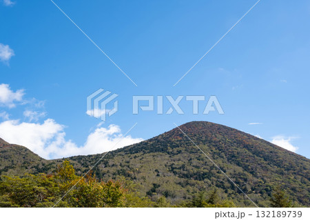 那須連山 沼っ原湿原周辺、紅葉する山 132189739