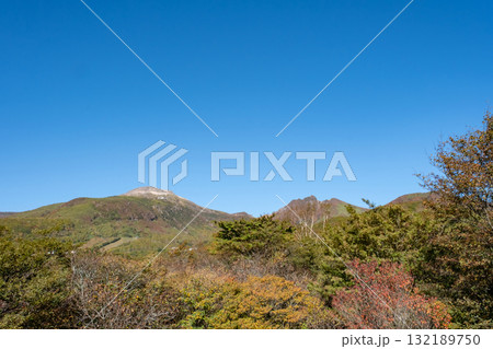 紅葉の那須山の風景 132189750