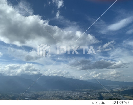 秋晴れの山頂から望む青空と広がる雲海の絶景 秋晴れの山頂から望む青空と広がる雲海の絶景 132189768