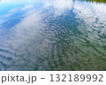 水面に映り込むうろこ雲 132189992