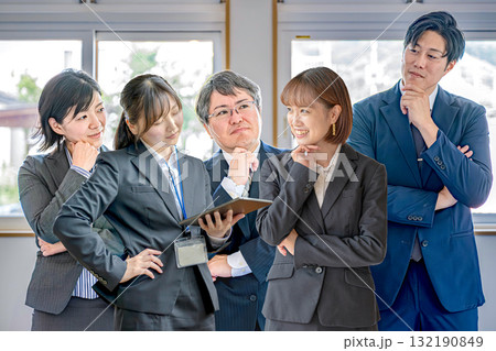 考えるビジネスチーム 考えるビジネスチーム 132190849