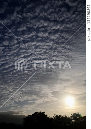 うろこ雲と朝日 うろこ雲と朝日 132190861