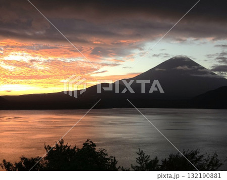富士山と朝焼け・本栖湖 132190881