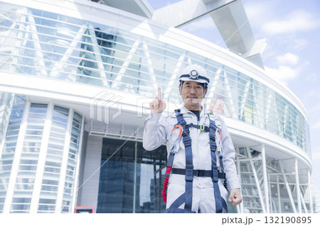 フルハーネスをつけた作業員 132190895