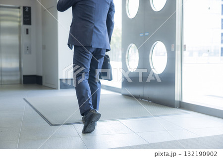 オフィスビル内を歩くビジネスマン 132190902