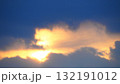 雲の隙間から見える夕日 132191012