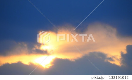 雲の隙間から見える夕日 雲の隙間から見える夕日 132191012