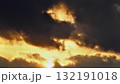 夕日に照らされてオレンジ色に染まる雲 132191018