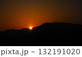 山に沈む夕日 132191020
