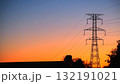 夕焼けに染まる送電線 132191021