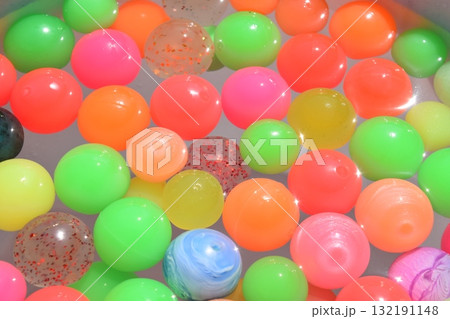 カラフルなスーパーボール 132191148