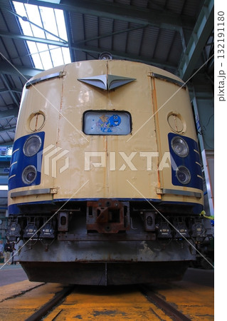 秋田総合車両センターの車庫に静かに佇む583系電車(@一般公開イベント)_2025/10/18撮 132191180