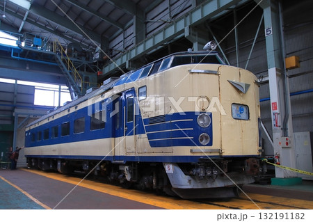 秋田総合車両センターの車庫に静かに佇む583系電車(@一般公開イベント)_2025/10/18撮影 秋田総合車両センターの車庫に静かに佇む583系電車(@一般公開イベント)_2025/10/18撮影 132191182