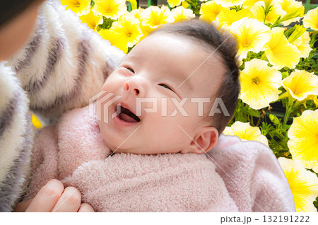 ママと赤ちゃんと花畑 132191222