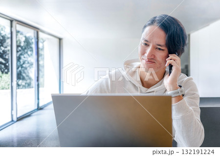 電話する男性 132191224