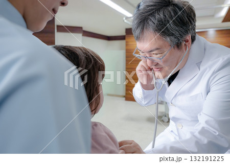 心音を聞く男性 132191225