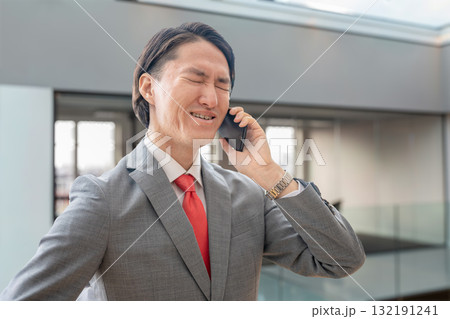 しぶい顔のビジネスマン しぶい顔のビジネスマン 132191241